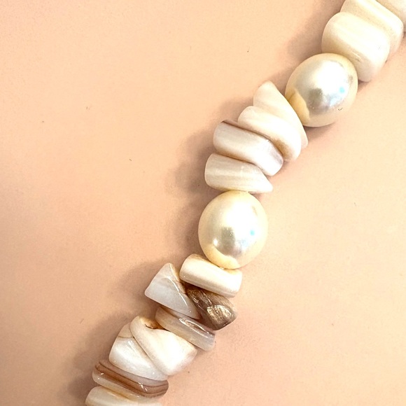 Anthropologie Pearl Shell Necklace. Brand new! - Picture 6 of 16